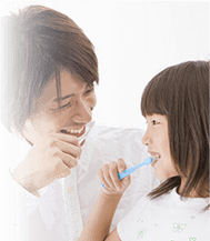 王子神谷・東十条・さわべ歯科クリニック王子神谷・お子さんの仕上げみがきをする