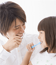 王子神谷・東十条・さわべ歯科クリニック王子神谷・お子さんの仕上げみがきをする